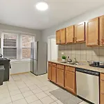 Spacious 4br Apt In Historic Hyde Park Near Beach *