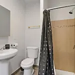 Spacious 4br Apt In Historic Hyde Park Near Beach *