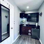 Tiny House - Chicago Pilsen Neighborhood