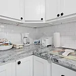 Newly Rehabbed Greystone With 2 Private Apartments, Backyard, Garage, Laundry, Close To Expressway Apartment Chicago