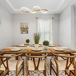The Logandale: Huge Mid-Century Home, Sleeps 15