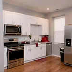 Bronzville Gem: Stylish 2Br/2Ba Haven Perfect For Traveling Nurses & Business Professionals