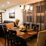 Apartment And Cozy. Sleeps 5.