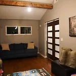 Apartment And Cozy. Sleeps 5.
