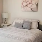 Apartment And Cozy. Sleeps 5. *