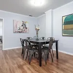 Beautiful Remodeled Penthouse Unit In Old Town *