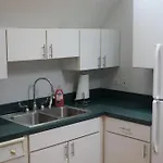 Lincoln Park Living - 3 Queen Beds - Sleeps 6