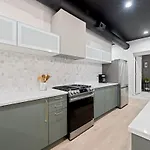 Chic 4-bedroom Haven: Designer's Dream Chicago