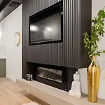 Holiday home Chic 4-bedroom Haven: Designer's Dream *