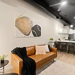 Chic 4-bedroom Haven: Designer's Dream Holiday home