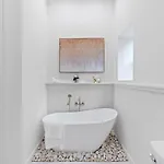Chic 4-bedroom Haven: Designer's Dream