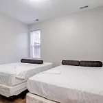 2 On Southport 4 Queen Beds Holiday home