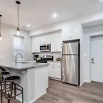 Suite 2 On Southport 4 Queen Beds