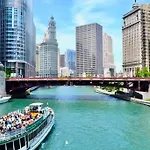 3Br Modern Condo Near Wrigley Depaul +Free Parking