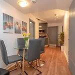 Amazing Designer Unit In The Heart Of Lincoln Park That Sleeps Up To 6