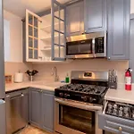 Amazing Designer Unit In The Heart Of Lincoln Park That Sleeps Up To 6