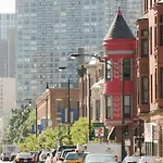 Amazing Designer Unit In The Heart Of Lincoln Park That Sleeps Up To 6