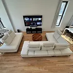 Luxe Spacious Sfh In Bucktown With Secure Parking