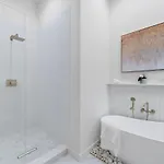 Chic 4-bedroom Haven: Designer's Dream Holiday home *