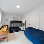 Chic 4-bedroom Haven: Designer's Dream * Chicago