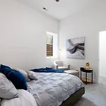 Chic 4-bedroom Haven: Designer's Dream