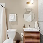 Holiday home Chic 4-bedroom Haven: Designer's Dream