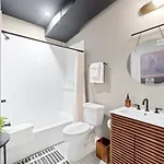 Chic 4-bedroom Haven: Designer's Dream