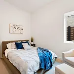 Chic 4-bedroom Haven: Designer's Dream Holiday home Chicago