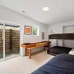 Chic 4-bedroom Haven: Designer's Dream Chicago