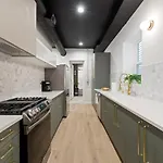 Chic 4-bedroom Haven: Designer's Dream Holiday home