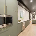 Chic 4-bedroom Haven: Designer's Dream