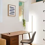 Chic 4-bedroom Haven: Designer's Dream Holiday home