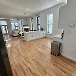 Luxe Spacious Sfh In Bucktown With Secure Parking