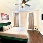 Luxury Chicago Th Is A 10-Minute Drive To Dwtn, Perfect For City Access Rsv Now