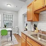 Unit Cozy & Convenient - Bstone 226 Rep Apartment