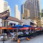 Beautiful Magnificent Mile Street Condo That Sleeps 8 Guests