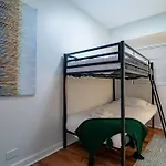 Beautiful Magnificent Mile Street Condo That Sleeps 8 Guests