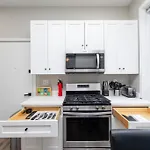 The Secret West Loop Oasis For Up To 4 Guests With 4K Smart Hdtv
