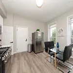 The Secret West Loop Oasis For Up To 4 Guests - 5 Minutes To United Center!
