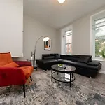 The Secret West Loop Oasis Apartment *