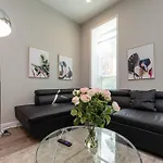 The Secret West Loop Oasis For Up To 4 Guests With In-Unit Washer And Dryer