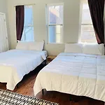 Spacious & Modern 3 Bedroom Home Wi-Fi Free Parking