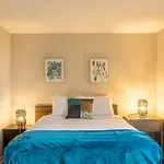 Captivating Apartment With Pier Views, Pool And Gym