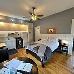 Iklektik House // Robin