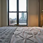Apartment South Loop 2br Getaway With Smart Tvs & Optional Parking Near Mccormick Place, Museum Campus & Downtown *