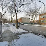 Spacious Condo With Deck About 3 Mi To Downtown Chicago!