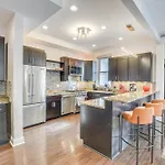 Spacious Condo With Deck About 3 Mi To Downtown Chicago!
