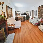 Stone Mansion Sleeps 10-20 Free Tv & Parking