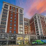 Serene & Contemporary Studio Apartment - Del Prado 817
