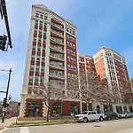 Sleek 1-Bedroom Apt In Chicago - East Park Tower 0610 Rep